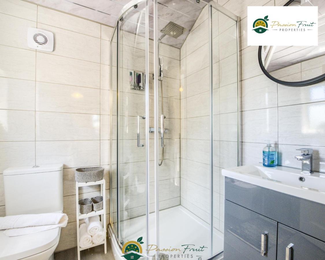 3 Bedroom Coventry House By Passionfruitproperties With Free Wi-Fi, Large Garden And Driveway - 52Nrc 外观 照片