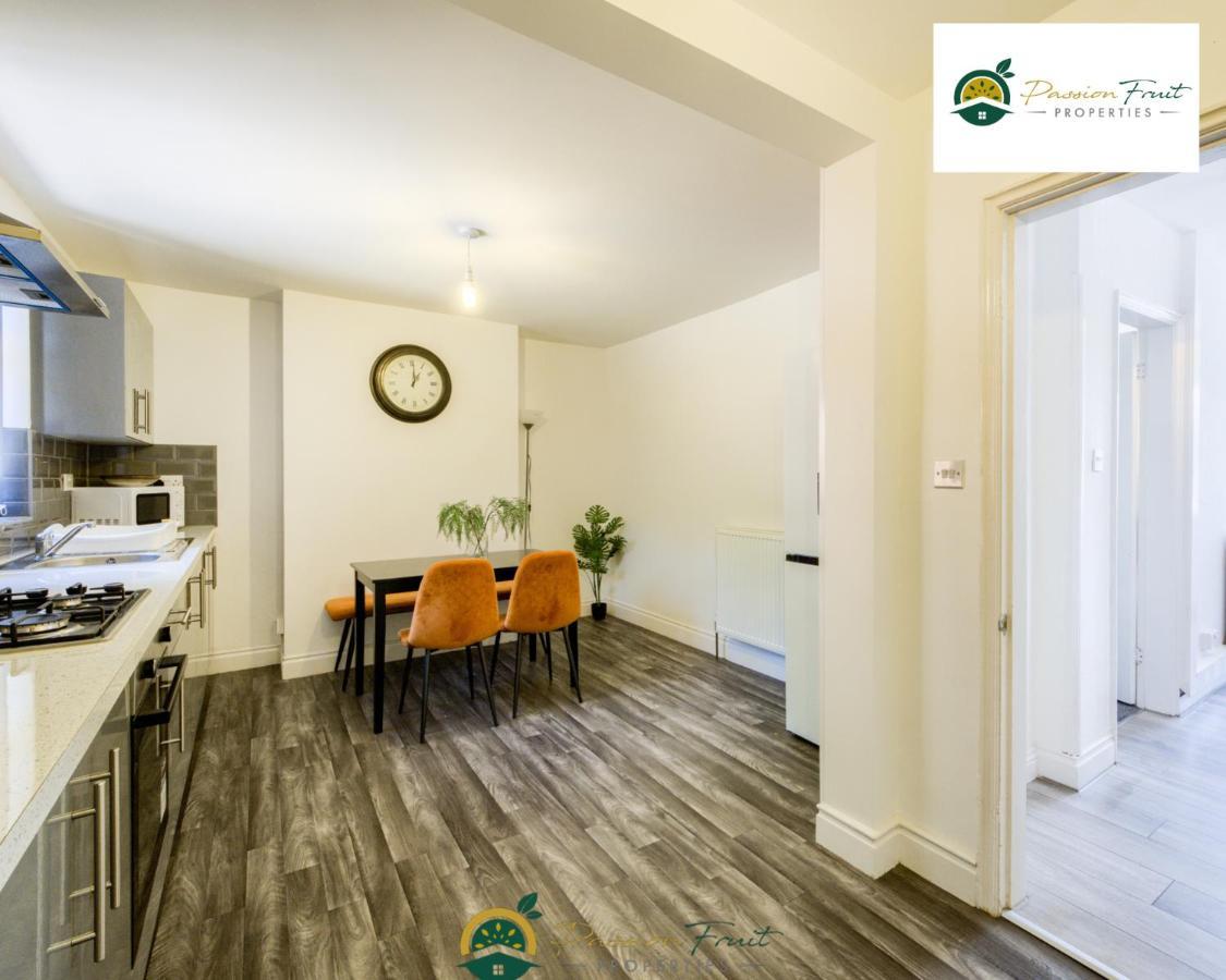 3 Bedroom Coventry House By Passionfruitproperties With Free Wi-Fi, Large Garden And Driveway - 52Nrc 外观 照片
