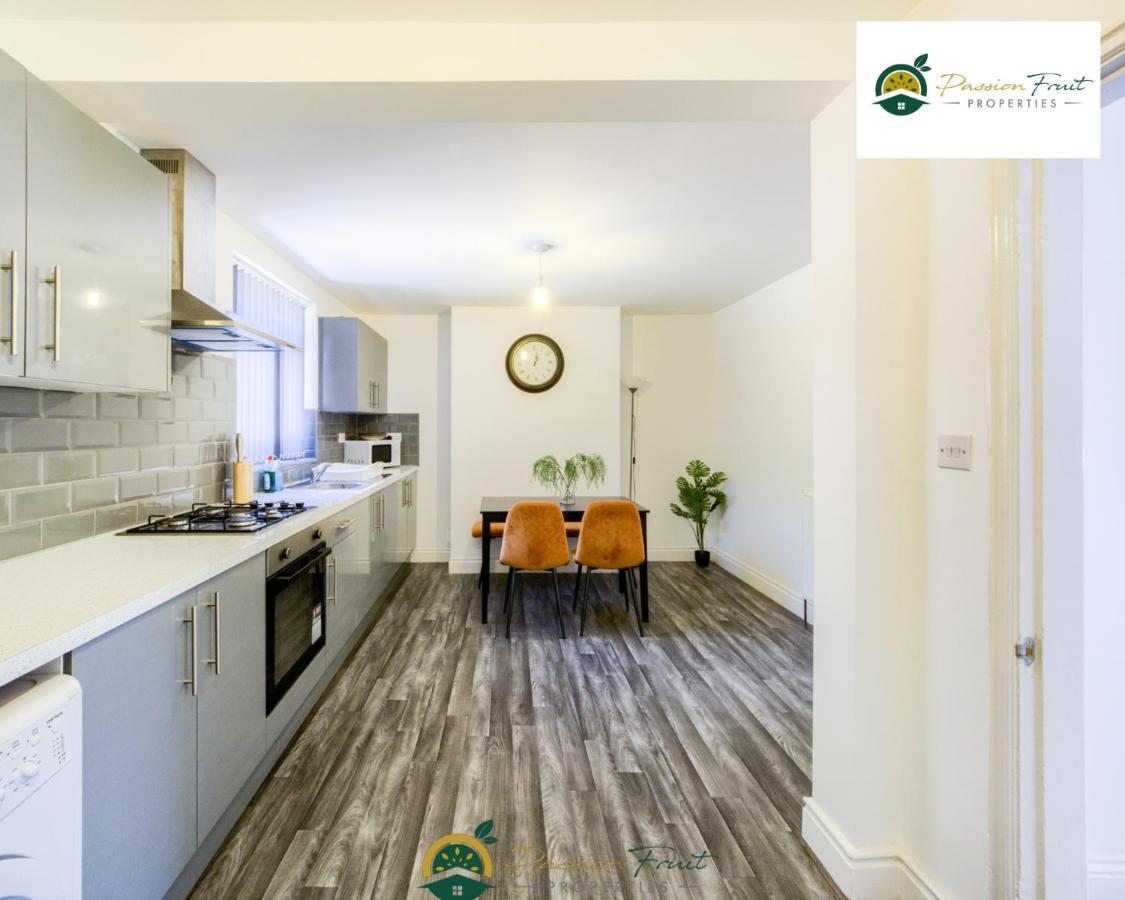 3 Bedroom Coventry House By Passionfruitproperties With Free Wi-Fi, Large Garden And Driveway - 52Nrc 外观 照片