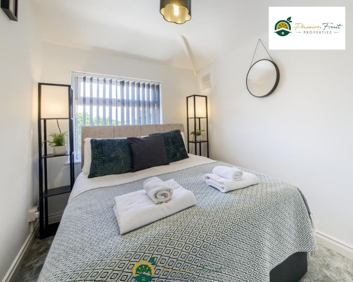 3 Bedroom Coventry House By Passionfruitproperties With Free Wi-Fi, Large Garden And Driveway - 52Nrc 外观 照片