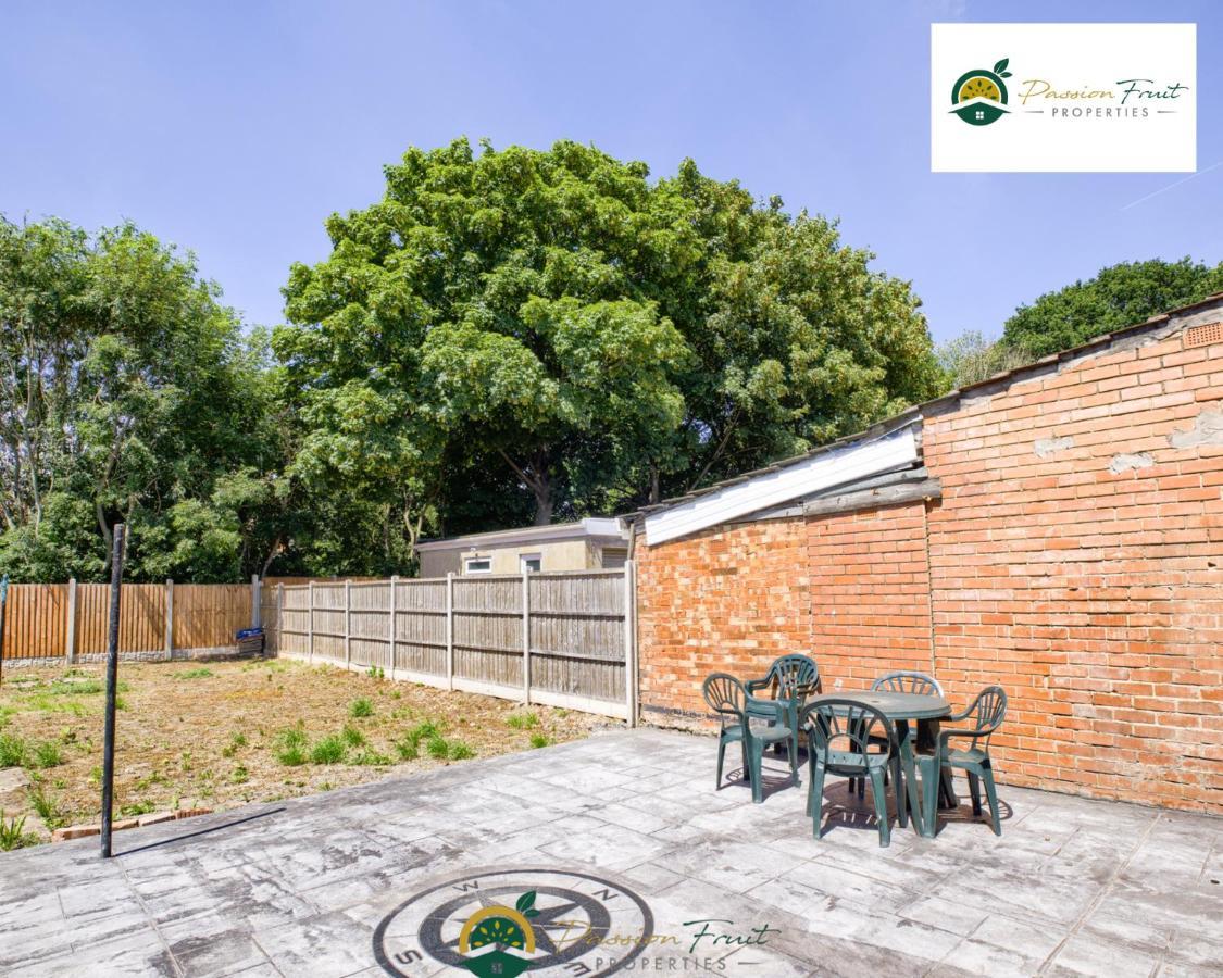 3 Bedroom Coventry House By Passionfruitproperties With Free Wi-Fi, Large Garden And Driveway - 52Nrc 外观 照片